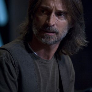Rush (Robert Carlyle) in un momento nell'episodio Incursion: Part 2 di Stargate Universe