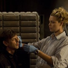 TJ (Alaina Kalanj) medica una ferita a Riley (Haig Sutherland) in una scena dell'episodio Incursion: Part 2 di Stargate Universe