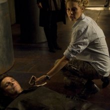 TJ (Alaina Kalanj) soccorre Varro (Mike Dopud) ferito nell'episodio Incursion: Part 1 di Stargate Universe