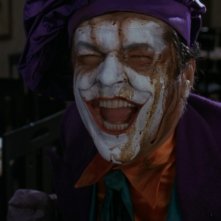 Un'irriverente Jack Nicholson in una scena del film Batman di Tim Burton