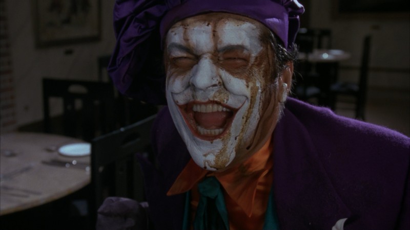 Un'irriverente Jack Nicholson in una scena del film Batman di Tim Burton