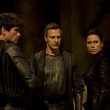 Varro (Mike Dopud) e Kiva (Rhona Mitra) nell'episodio Incursion: Part 1 di Stargate Universe