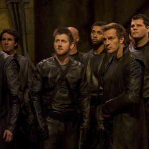 Varro (Mike Dopud) e parte della Lucian Alliance nell'episodio Incursion: Part 1 di Stargate Universe