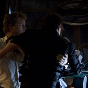 Volker (Patrick Gilmore) trattiene Young (Justin Louis) in una scena dell'episodio Incursion: Part 2 di Stargate Universe