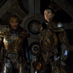 Jamil Walker Smith e Brian J. Smith pronti per uscire nello spazio nell'episodio Incursion: Part 2 di Stargate Universe