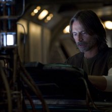 Rush (Robert Carlyle) in una scena dell'episodio Incursion: Part 2 di Stargate Universe