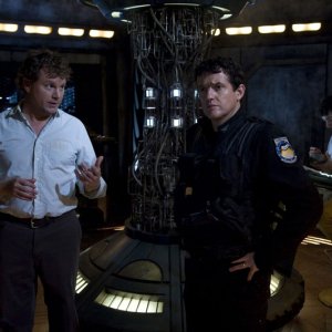 Volker (Patrick Gilmore) parla con Young (Justin Louis) nell'episodio Incursion: Part 2 di Stargate Universe