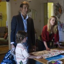 Clive Owen Con Il Piccolo Nicholas Mcanulty Ed Emma Booth In Un Immagine Di The Boys Are Back 165810