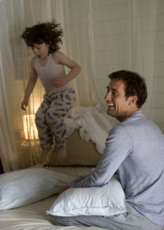 Clive Owen e il piccolo Nicholas McAnulty in un'immagine di The Boys Are Back