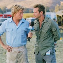 Thomas Haden Church e Bradley Cooper in una scena di All About Steve