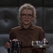 Michelle Pfeiffer è la segretaria Selina Kyle in una scena del film Batman - il ritorno