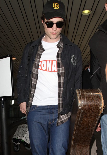 Robert Pattinson In Aeroporto Con La Sua Chitarra 165909