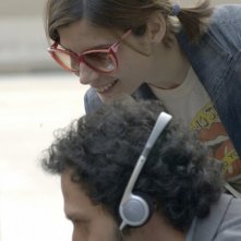 Chiara Muti e Fabio Troiano seguono una scena del film Goodbye, Mr. Zeus! sul monitor di servizio