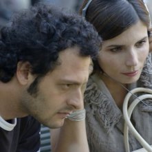 Fabio Troiano e Chiara Muti rivedono una scena del film Goodbye, Mr. Zeus! sul set