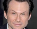 Manufatti indiani e donne infuriate per Christian Slater