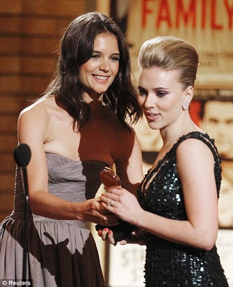 Tony Award 2010 Katie Holmes Accanto A Scarlett Johansson 166076