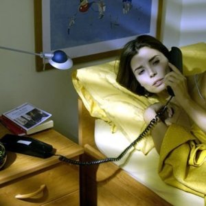 Un'assonnata Chiara Muti (Adelaide) in una scena di Goodbye Mr.Zeus!