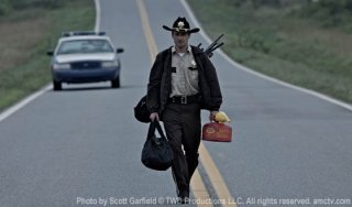 Una delle prime immagini dal primo episodio della serie The Walking Dead