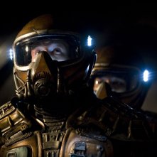 Brian J. Smith seguito da Jamil Walker Smith in un momento dell'episodio Incursion: Part 2 di Stargate Universe