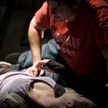 Eli (David Blue) conforta Chloe (Elyse Levesque) nell'episodio Incursion: Part 2 di Stargate Universe