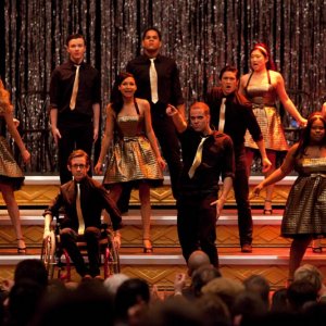 Il cast di Glee durante l'esibizione dell'ultimo episodio della prima stagione: Journey