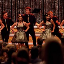 Il Glee Club durante l'esibizione nell'episodio Journey di Glee