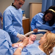 Mark Salling, Dianna Agron e Amber Riley con la piccolina in una scena dell'episodio Journey di Glee