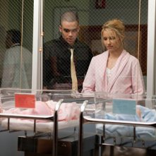 Mark Salling e Dianna Agron guardano la bambina nell'episodio Journey di Glee