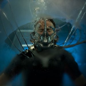 Robert Carlyle in acqua in una scena dell'episodio Space di Stargate Universe