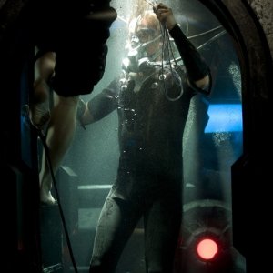 Robert Carlyle prova una scena dell'episodio Space di Stargate Universe