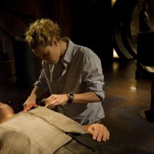 TJ (Alaina Kalanj) medica Varro (Mike Dopud) nell'episodio Incursion: Part 2 di Stargate Universe