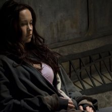 Una pensierosa Chloe (Elyse Levesque) nell'episodio Incursion: Part 2 di Stargate Universe