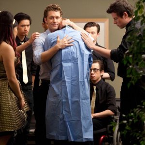 Will (Matthew Morrison) abbraccia Puck (Mark Salling) assieme agli amici nell'episodio Journey di Glee