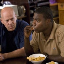 Bruce Willis e Tracy Morgan in una scena di Cop Out