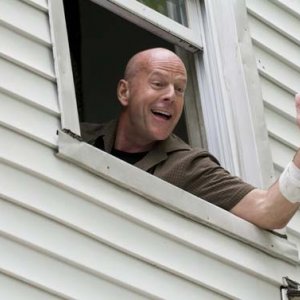 Bruce Willis in una scena di Cop Out