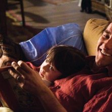Clive Owen e il piccolo Nicholas McAnulty nei panni di padre e figlio in The Boys Are Back