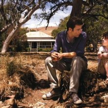 Clive Owen e il piccolo Nicholas McAnulty nel film The Boys Are Back