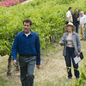 Clive Owen e Julia Blake in un'immagine di The Boys Are Back