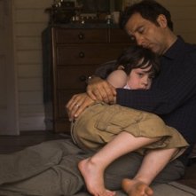 Clive Owen e McAnulty in un'immagine del drammatico The Boys Are Back