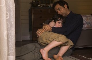 Clive Owen e McAnulty in un'immagine del drammatico The Boys Are Back