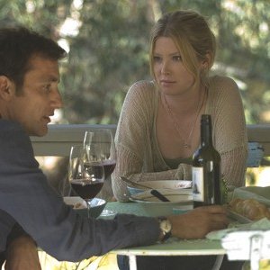 Clive Owen ed Emma Booth in un'immagine di The Boys Are Back