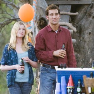 Clive Owen ed Emma Booth in una scena del film Ragazzi miei