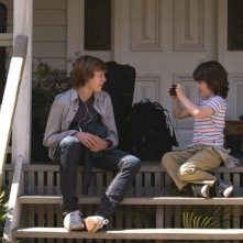 George MacKay e Nicholas McAnulty in un'immagine di The Boys Are Back