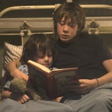 George MacKay e Nicholas McAnulty in una scena di The Boys Are Back