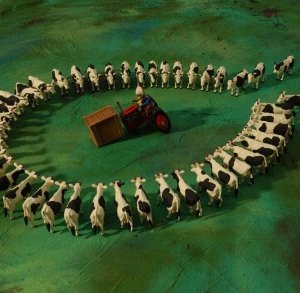 Indiano accerchiato in una scena del film A Town Called Panic (2009)