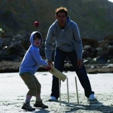 Nicholas McAnulty e Clive Owen ein una scena di The Boys Are Back