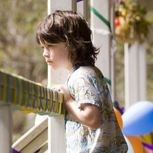 Una scena di The Boys Are Back con Nicholas McAnulty