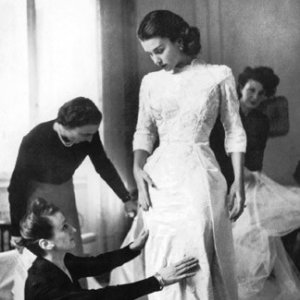 1949: Linda Christian prova l'abito da sposa confezionato dalle sorelle Fontana per le nozze con Tyrone Power.