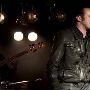 Jason Lee si esibisce nella serie Memphis Beat