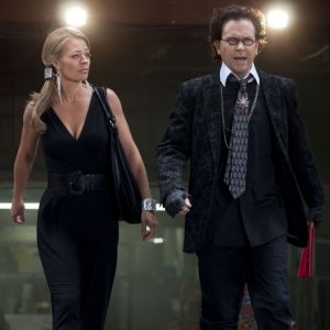 Jeri Ryan e Timothy Hutton nell'episodio The Bottle Job di Leverage